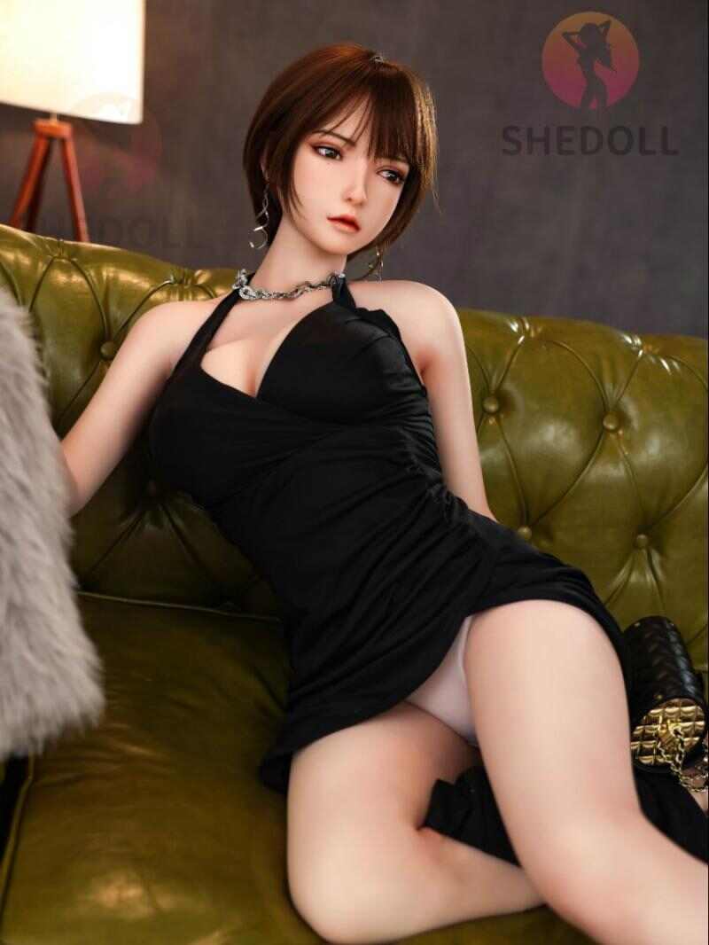 [SHEDOLL] 冷月 158cm｜Cカップ｜ブラックベルベット ディープV ママドレス｜背徳級ボディ｜植毛+発熱マンコ｜高級写真用ドール